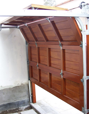 garage door with hinges