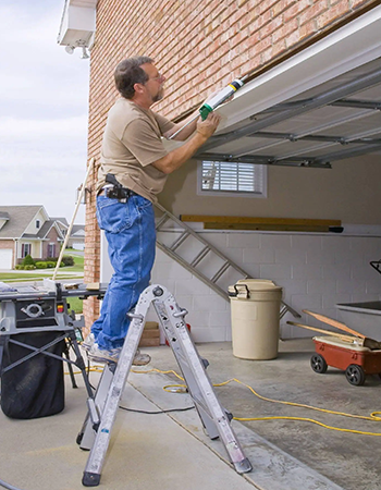 technicain install garage door